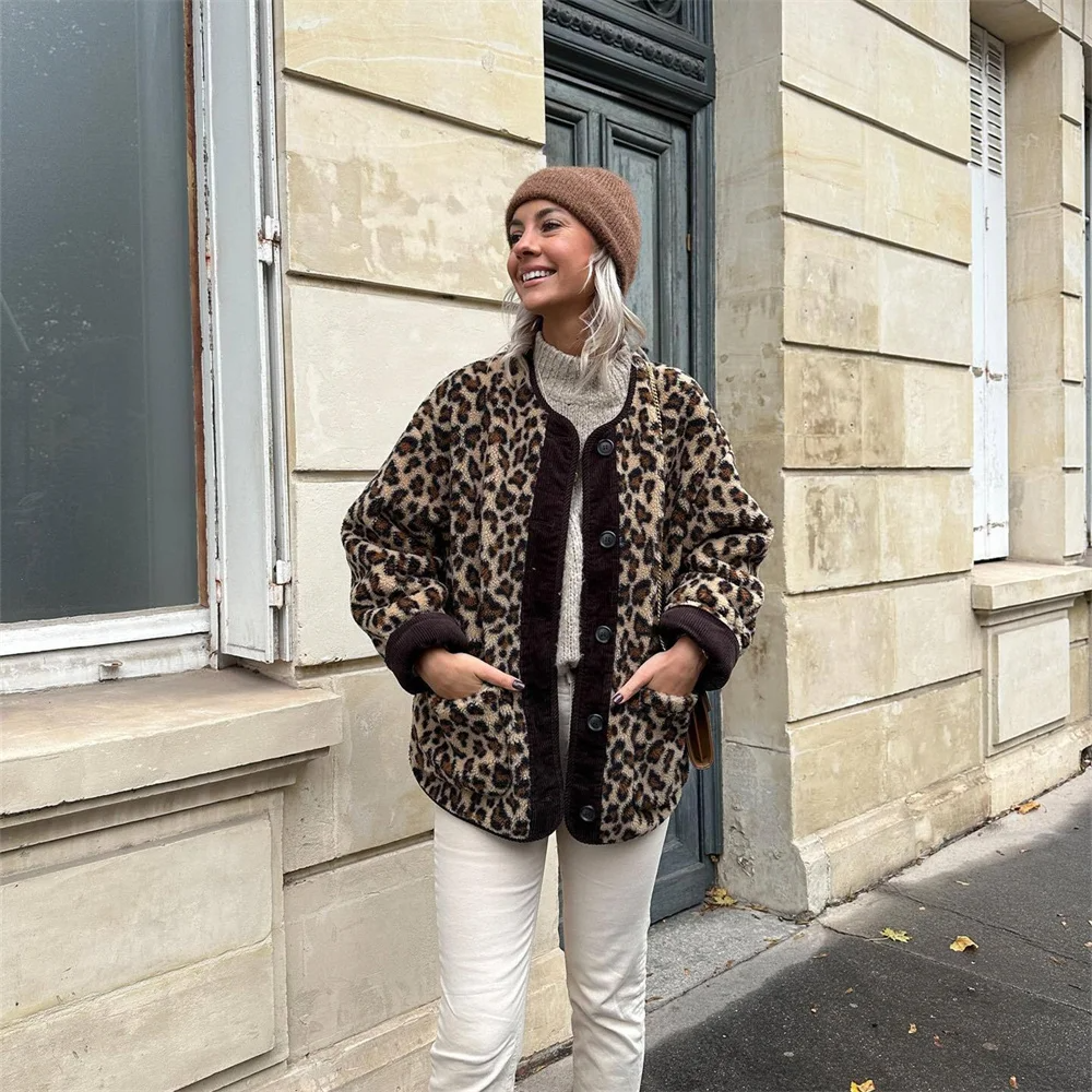 Aurelia Luxe Fleece Jas met Luipaardprint en Knoopsluiting