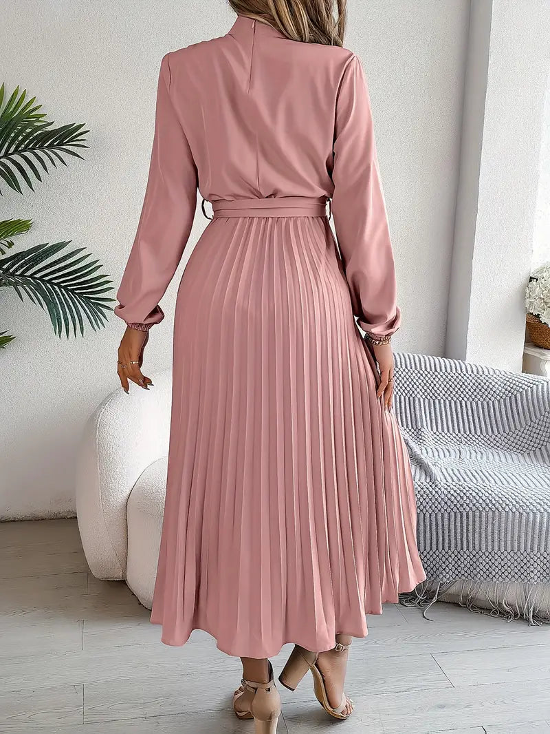 Layla – Elegante Zachte Jurk met Opstaande Kraag en Geplooide Ceintuur