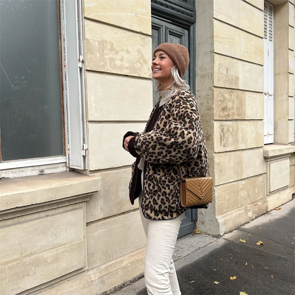 Aurelia Luxe Fleece Jas met Luipaardprint en Knoopsluiting