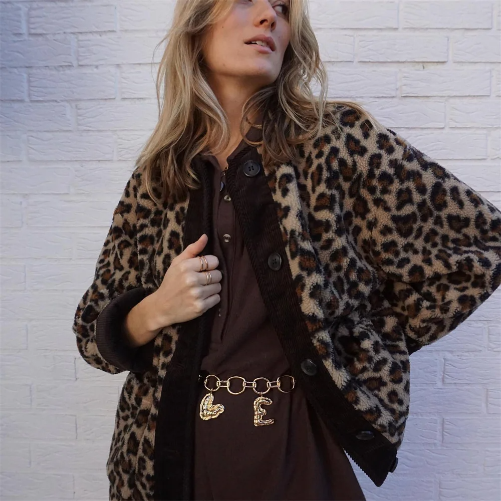 Aurelia Luxe Fleece Jas met Luipaardprint en Knoopsluiting