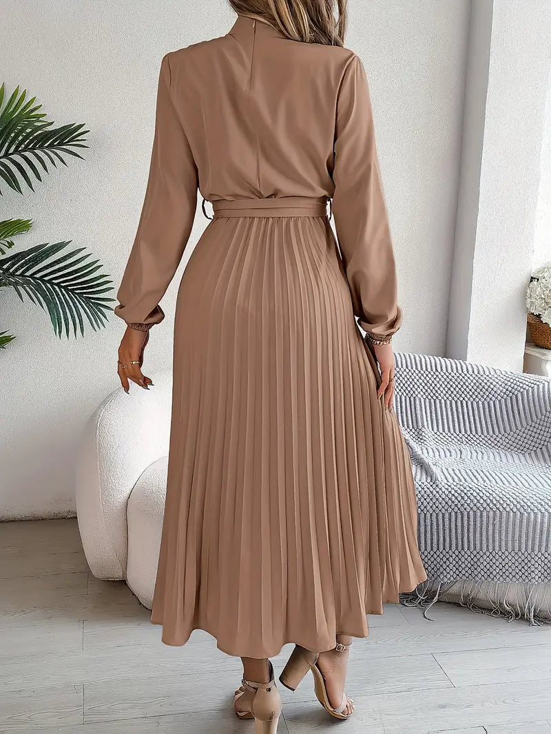 Layla – Elegante Zachte Jurk met Opstaande Kraag en Geplooide Ceintuur