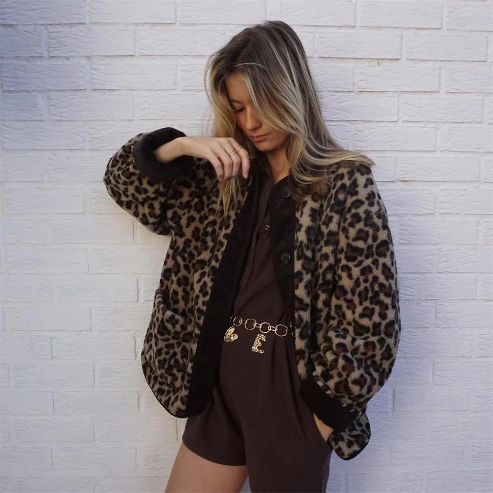 Aurelia Luxe Fleece Jas met Luipaardprint en Knoopsluiting