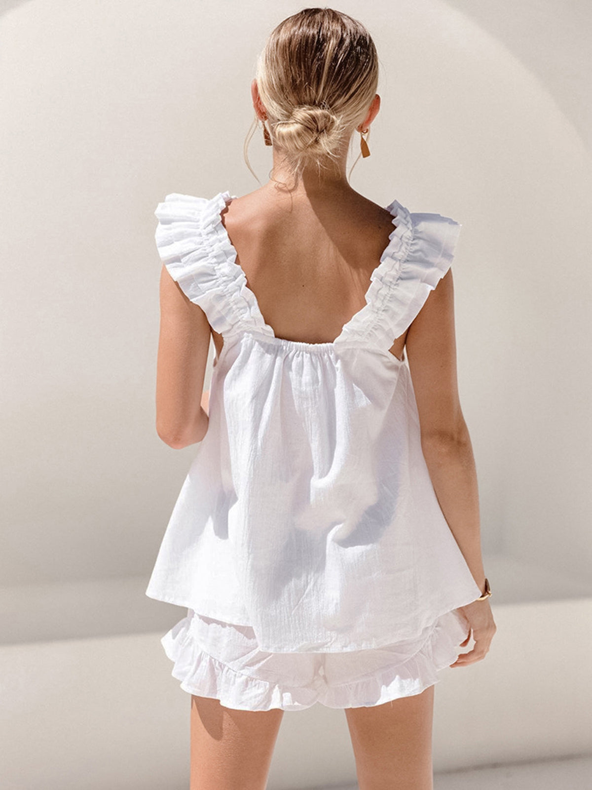 Mila – Zomerse Luchtige Set met Mouwloze Ruffle Top en Shorts