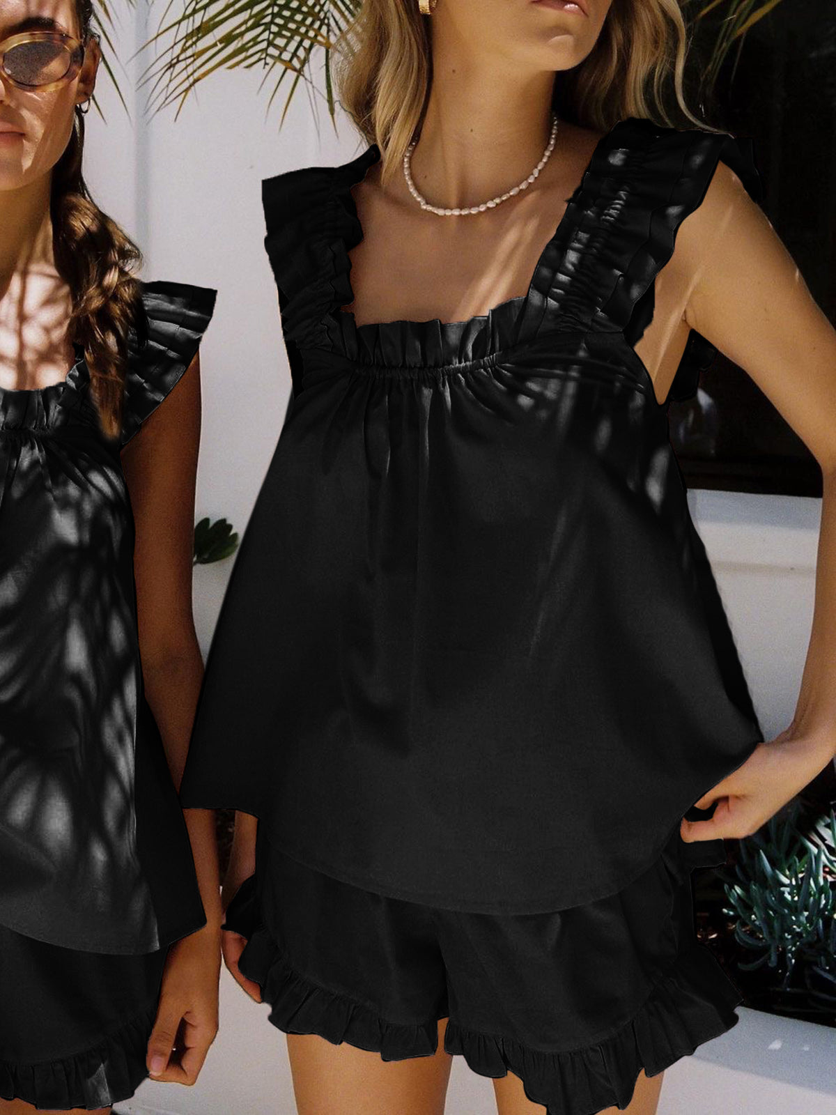 Mila – Zomerse Luchtige Set met Mouwloze Ruffle Top en Shorts