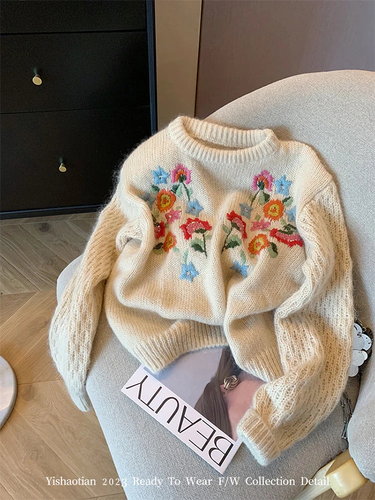 Anika Geborduurde Sweater