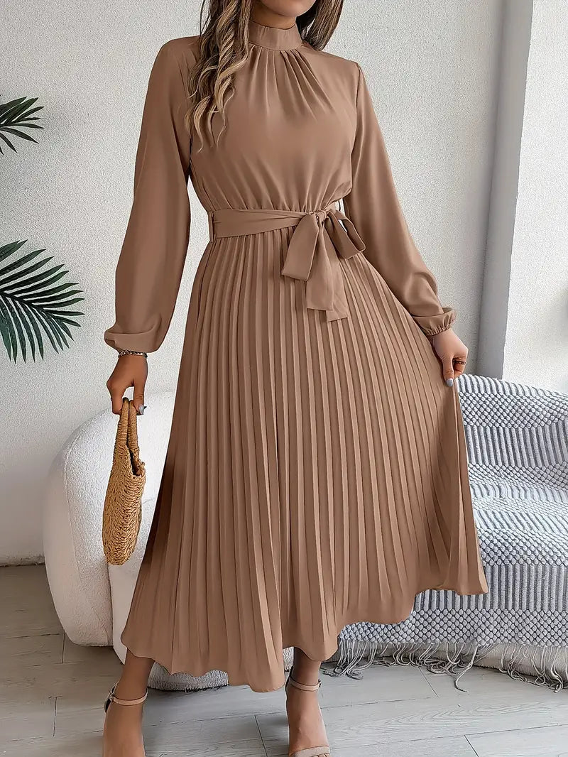 Layla – Elegante Zachte Jurk met Opstaande Kraag en Geplooide Ceintuur