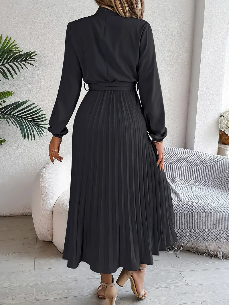 Layla – Elegante Zachte Jurk met Opstaande Kraag en Geplooide Ceintuur