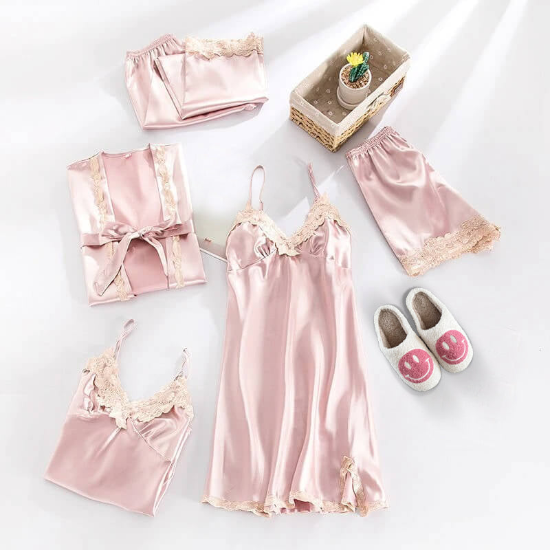 Esmee's Luxe Satijnen Pyjama Set - Vijfdelige Comfortabele Nachtkleding met Elegante Kantdetails