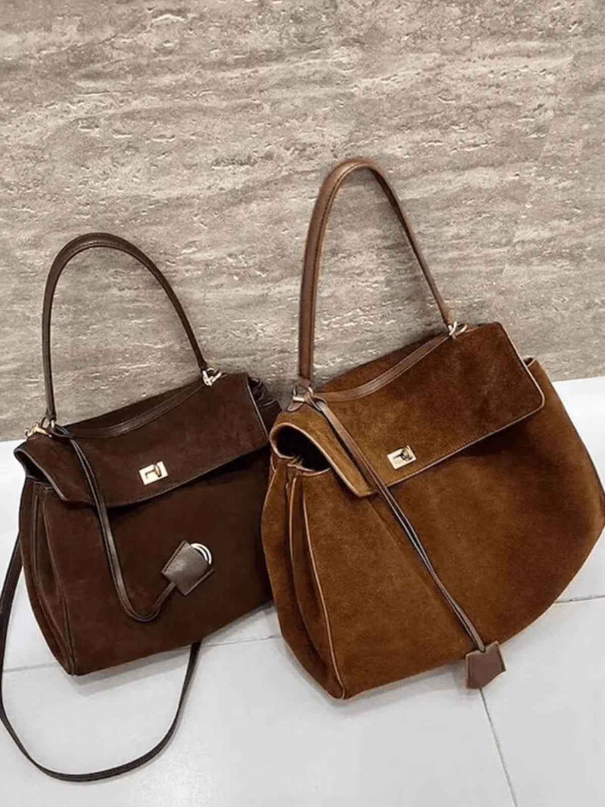 Amara Elegante Suède Satchel met Twist-Lock Sluiting