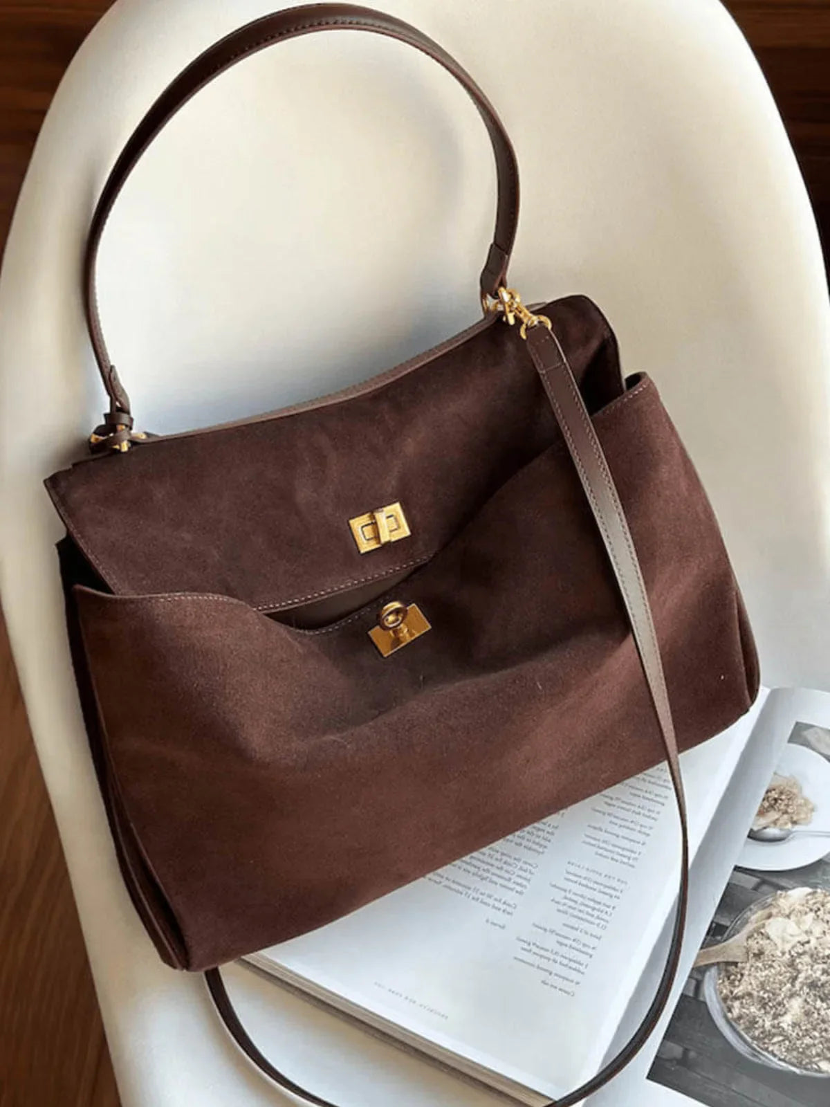 Amara Elegante Suède Satchel met Twist-Lock Sluiting