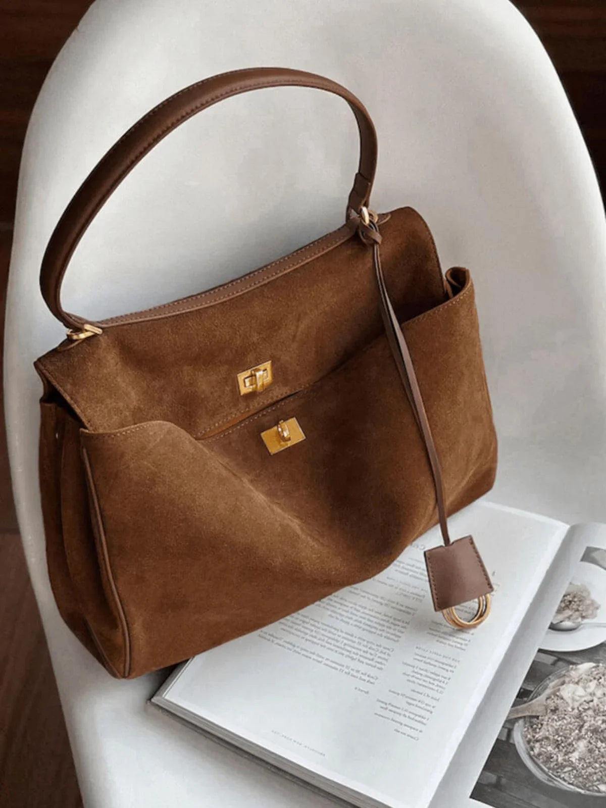 Amara Elegante Suède Satchel met Twist-Lock Sluiting