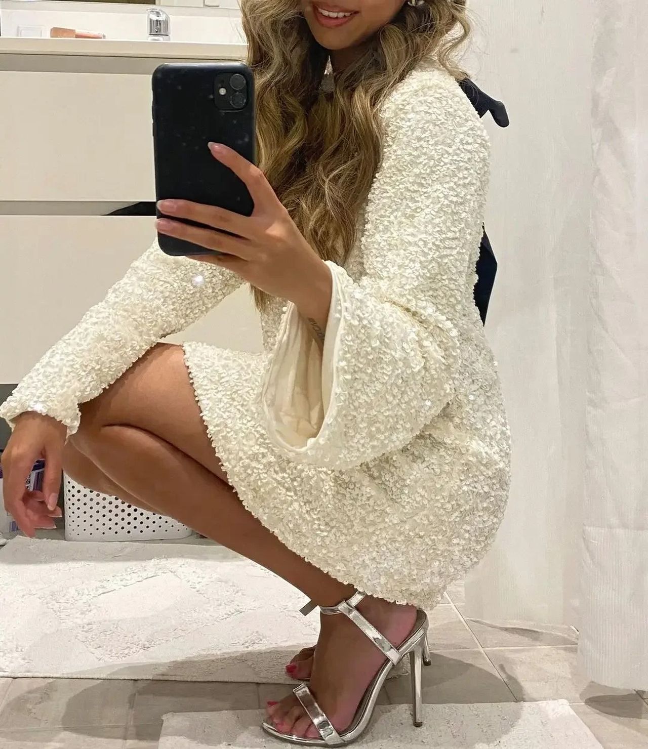 Avelith - Mini Jurk met Contrasterende Strik en Luxe Textuur