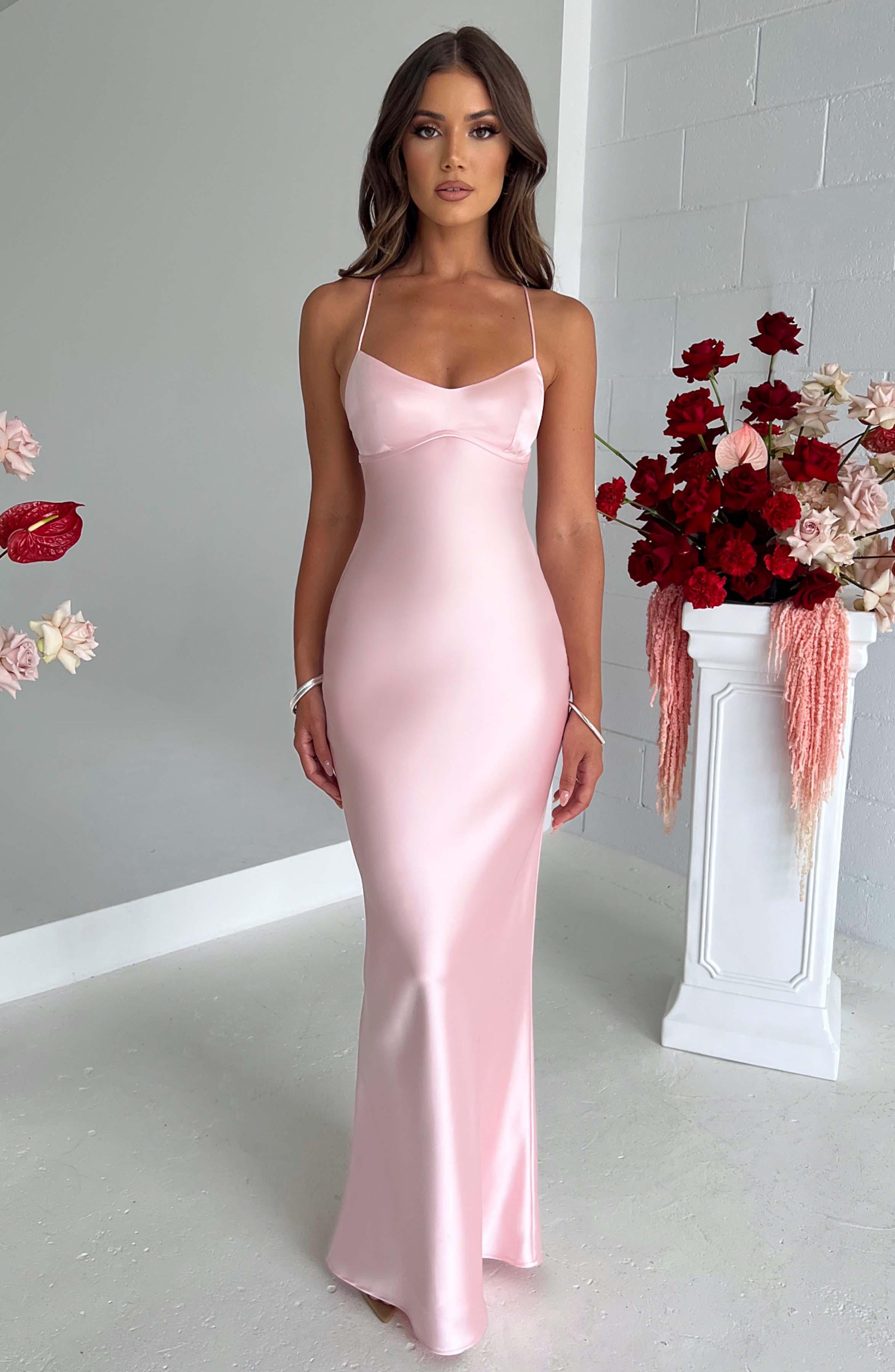 Malika – Luxe Blush Kleur Body-Hugging Maxi Jurk met Diepe Rug en Strikbanden