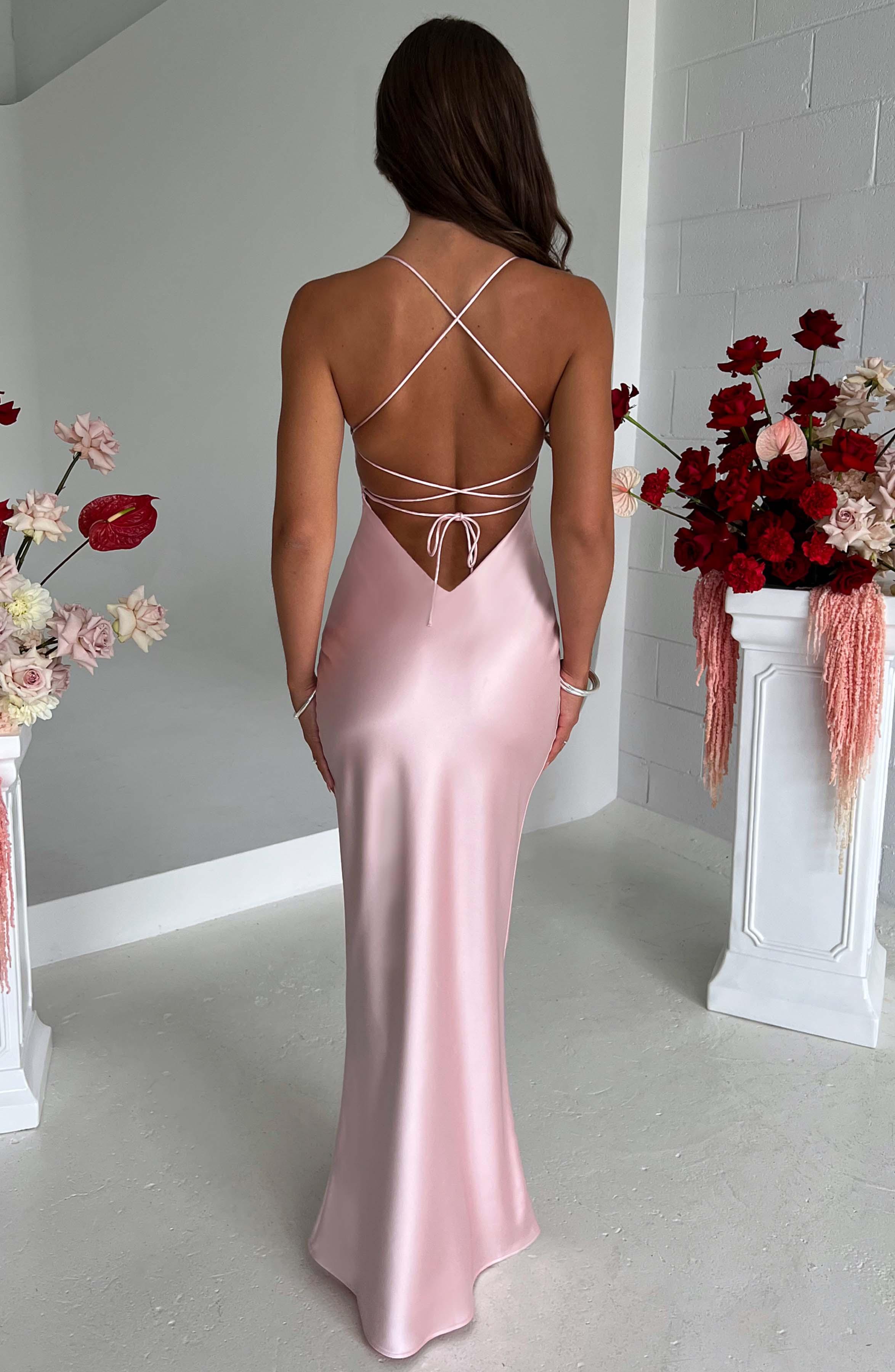 Malika – Luxe Blush Kleur Body-Hugging Maxi Jurk met Diepe Rug en Strikbanden