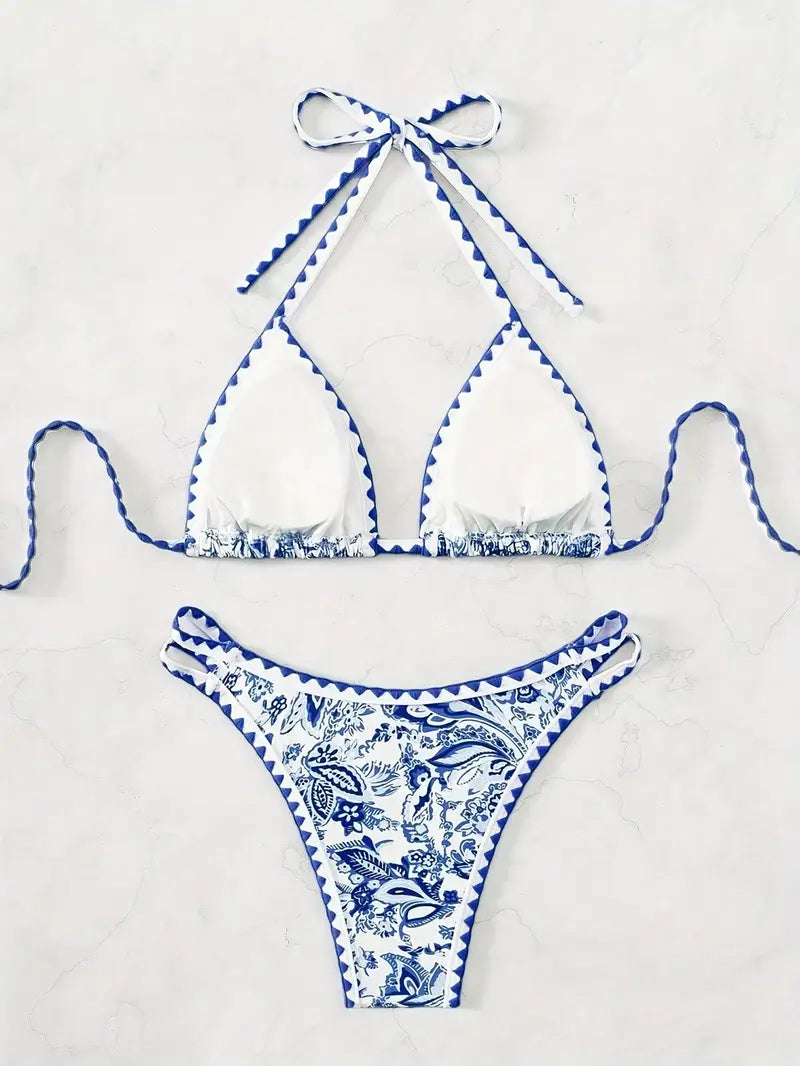 Livia Luxe Boho String Bikini Set in Blauwe & Witte Print - Verstelbare Pasvorm voor Zomeravonturen