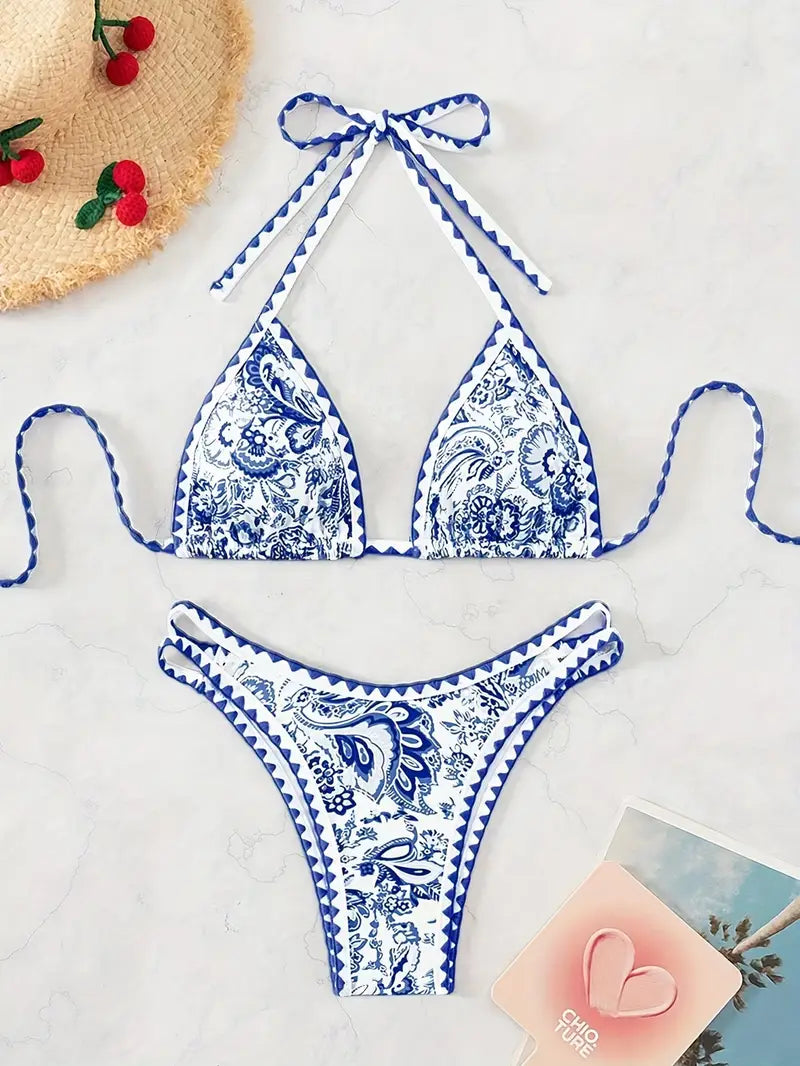 Livia Luxe Boho String Bikini Set in Blauwe & Witte Print - Verstelbare Pasvorm voor Zomeravonturen