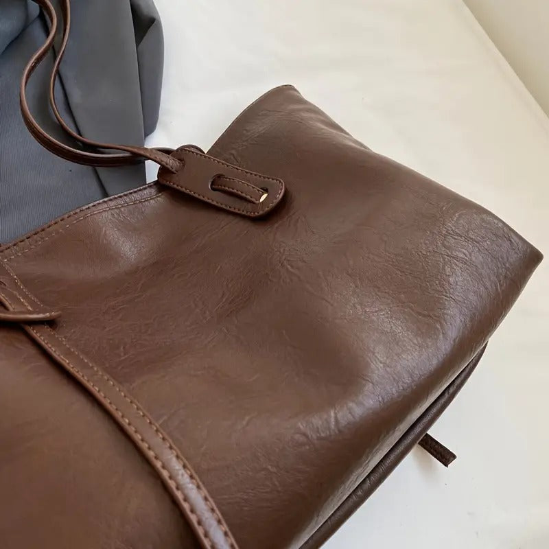 Zafira's Luxe Carry Bag Made of Premium Vegan Leather: A Stylish Choice for the Conscious Woman