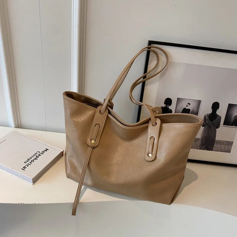 Zafira's Luxe Carry Bag Made of Premium Vegan Leather: A Stylish Choice for the Conscious Woman