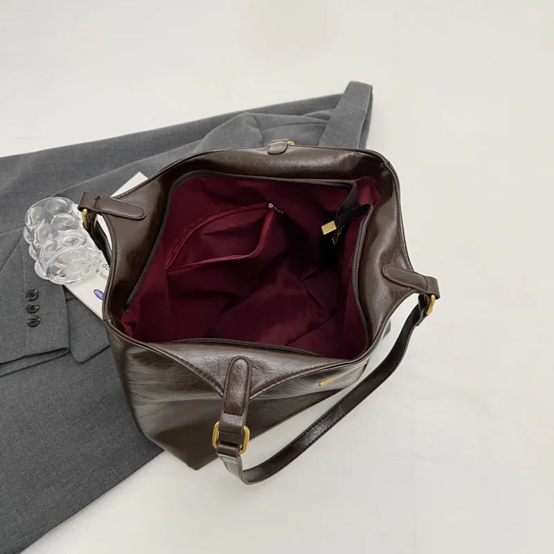 Yara's Exquisite Retro Book Bag - Stylish and Functional for the Contemporary Woman