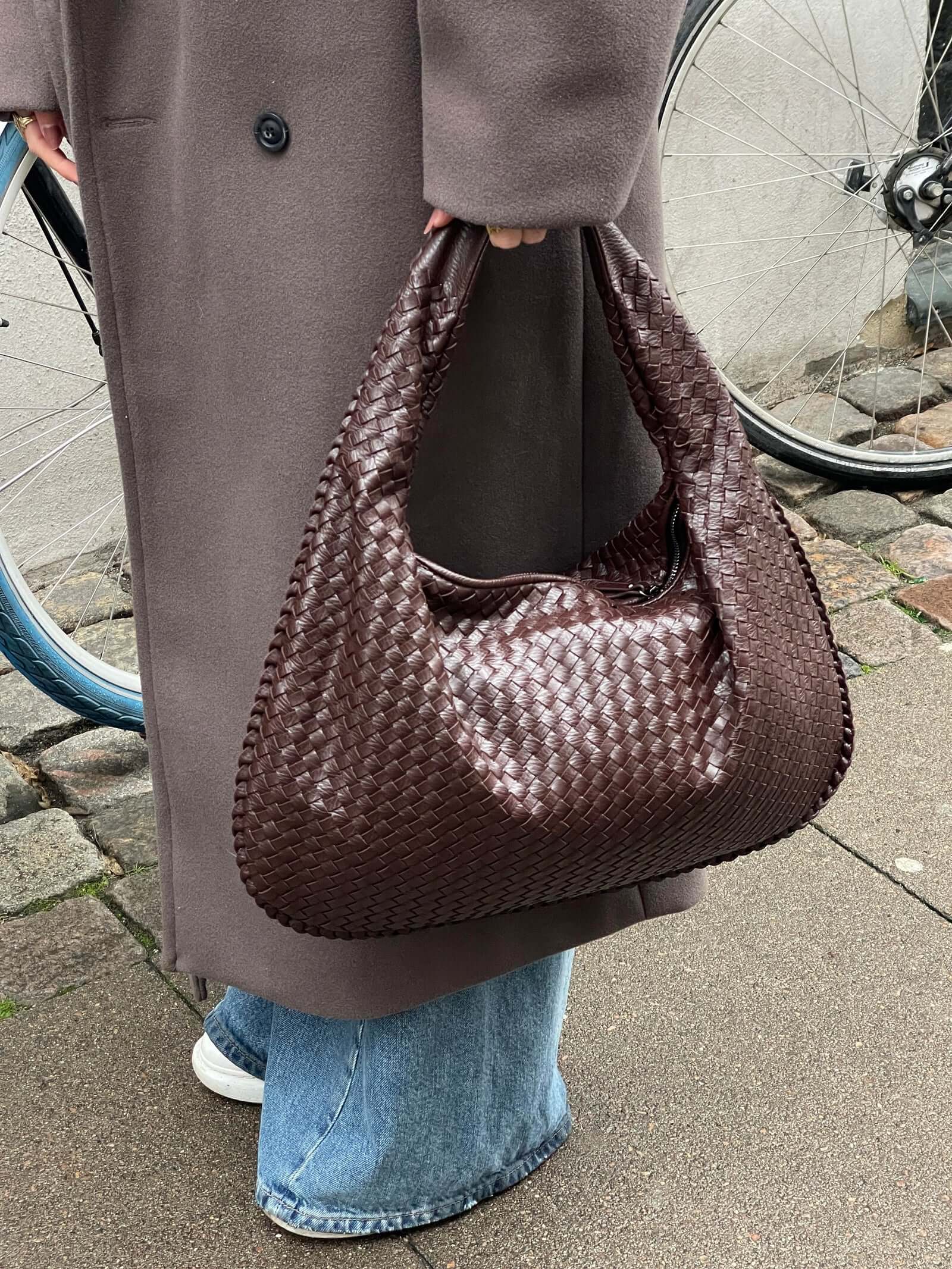 Elena Gevlochten Leren Hobo Bag