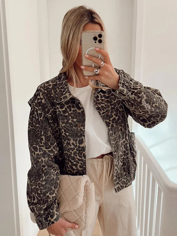 Zoë Stylish Casual Jacket with Detailed Pattern