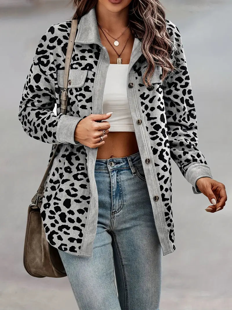 Jasmine Luxe Corduroy Jas – Gedurfd Leopard Print met Knopen-Detail