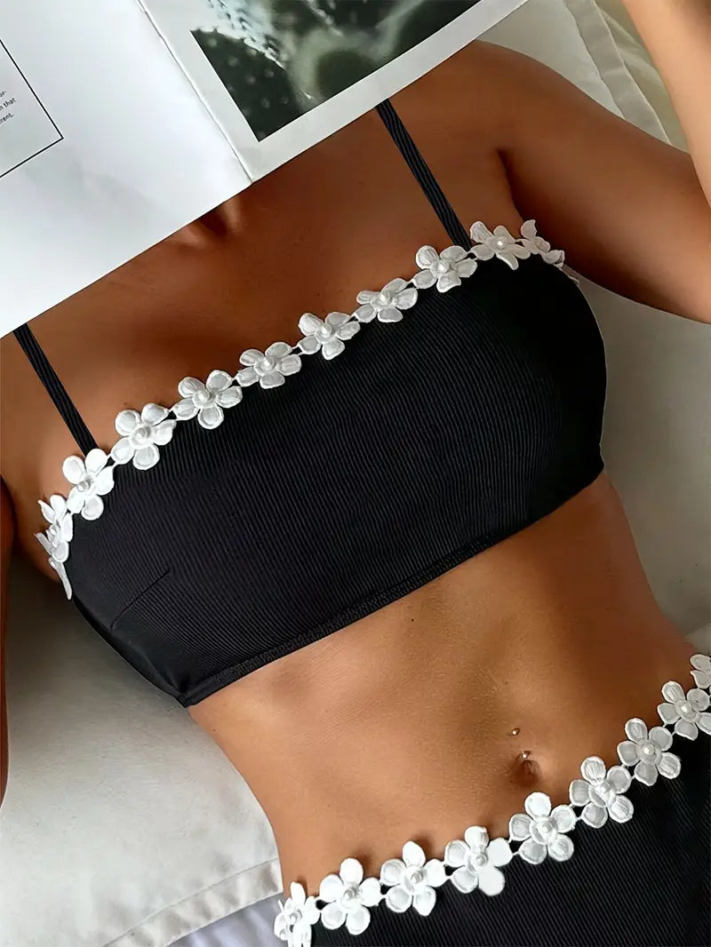 Noa Luxe Bandeau Bikini Set – Elegant Zwart met Witte Bloemdetails